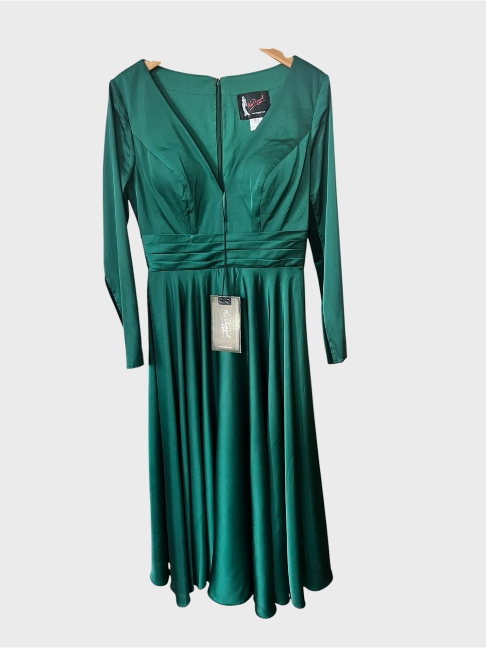 Elegant new with tag Mac Duggal plunge neckline cocktail midi Dress.
